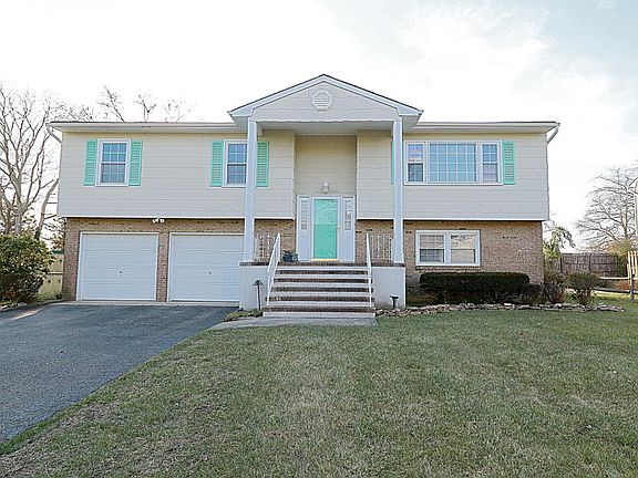 3rd image of 1012 Roanoke Dr