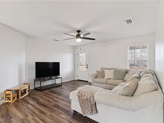 4th image of 46 Christopher Cir