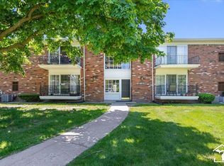 490 Fox Hills Dr N, Bloomfield Hills, MI 48304