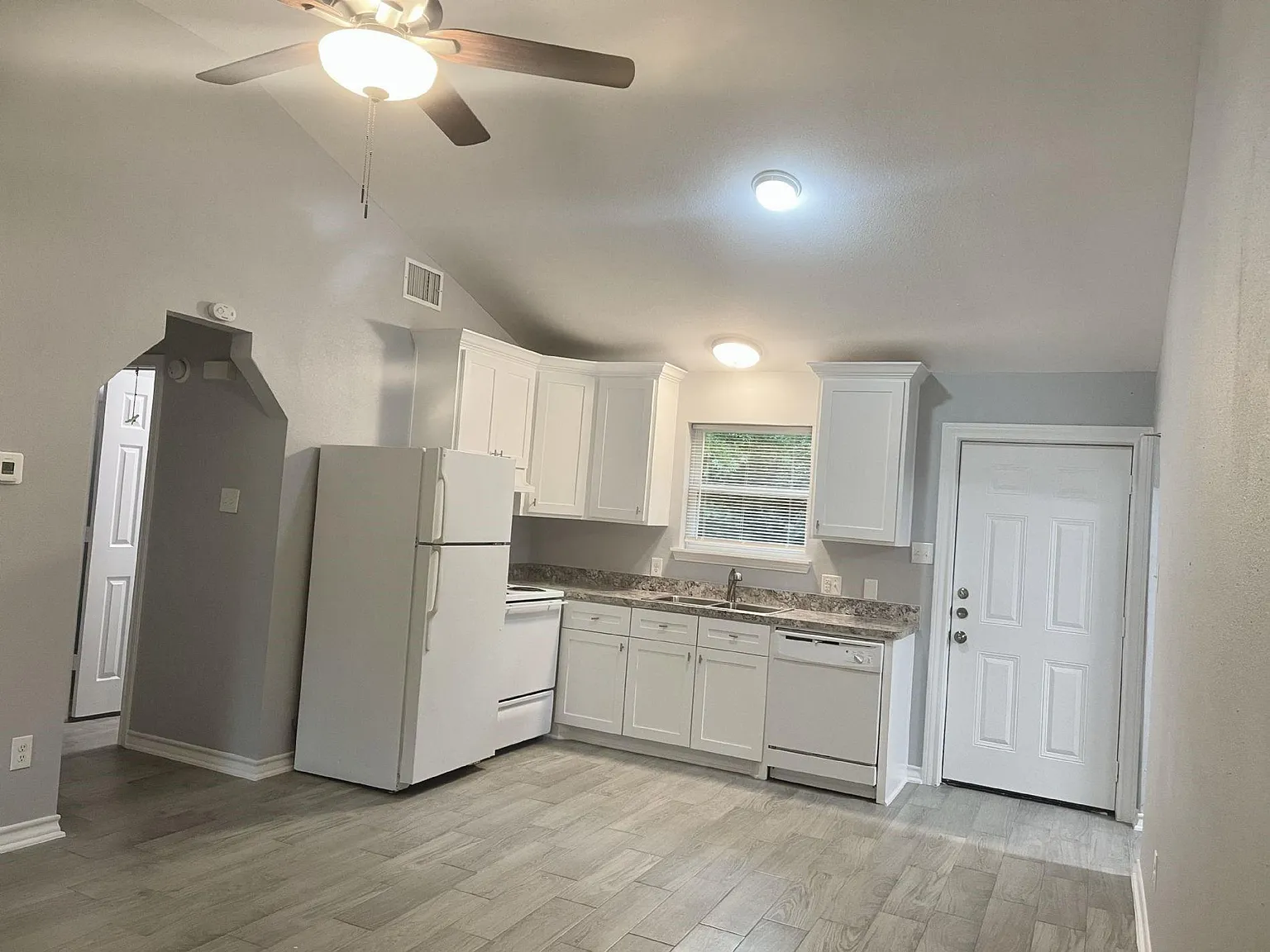 3 bed, 2.0 bath, 1000 sqft, $1,300 — Photo 2