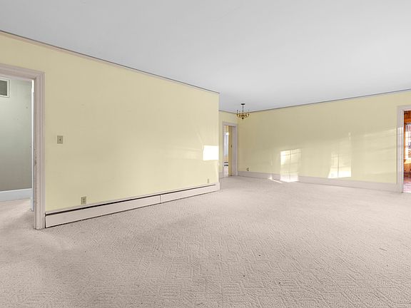2nd image of 103 E Meadowbrook Dr