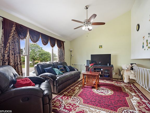 3rd image of 9338 N Parkside Dr
