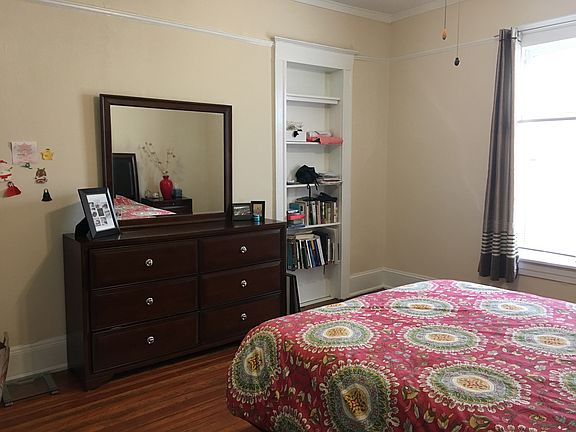 Built-in wall bookshelf