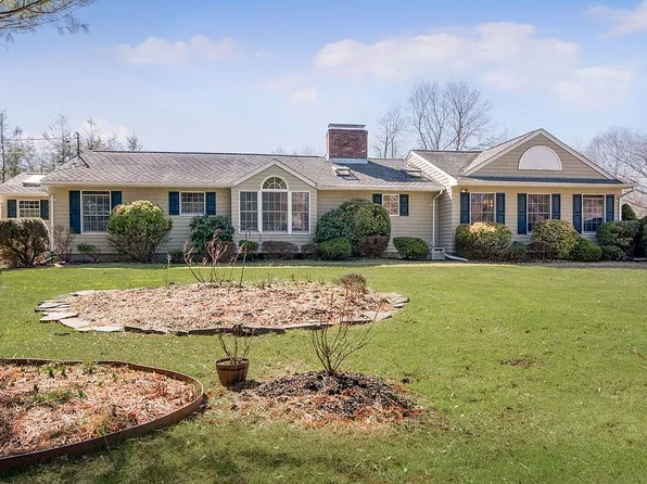 22 Maple Ave, Setauket, NY 11733