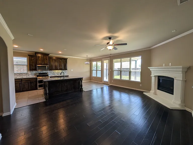 591 Deverson Dr — Photo 7