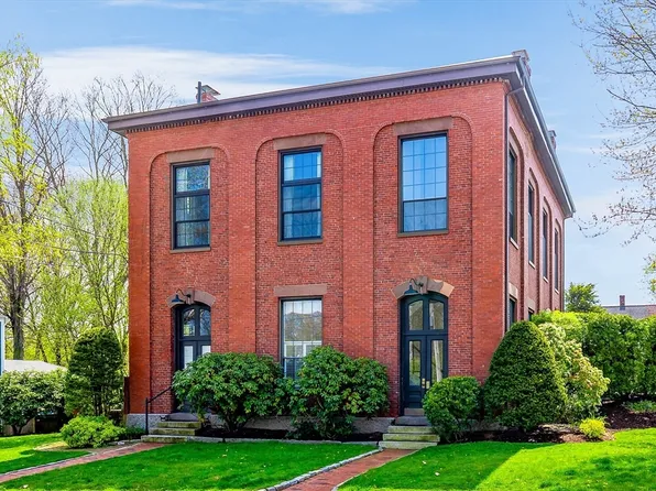 37 Forrester St APT 1, Newburyport, MA 01950