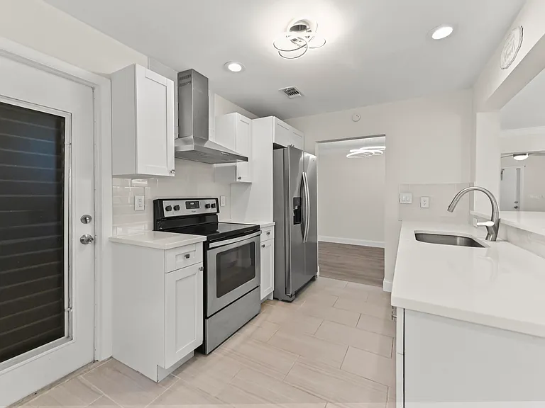 717 SW 16th St — Photo 13