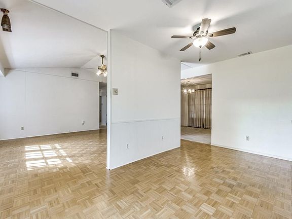 4th image of 434 Little John Dr