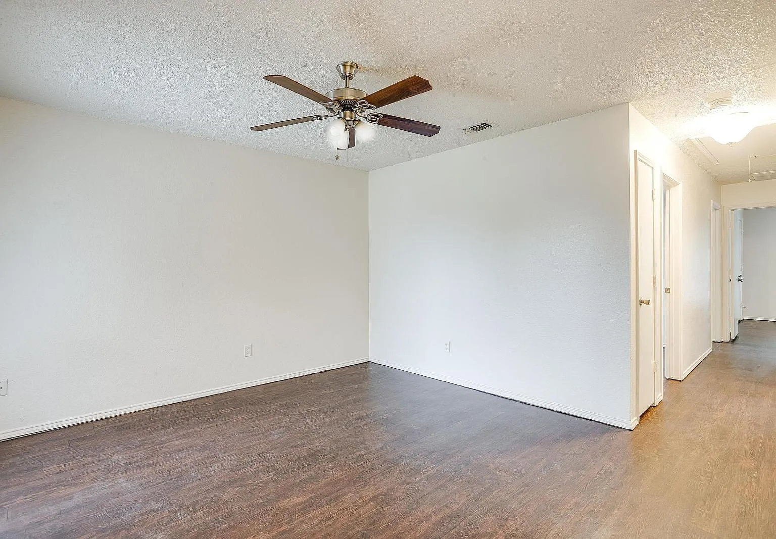3 bed, 2.0 bath, 1000 sqft, $1,640 — Photo 4