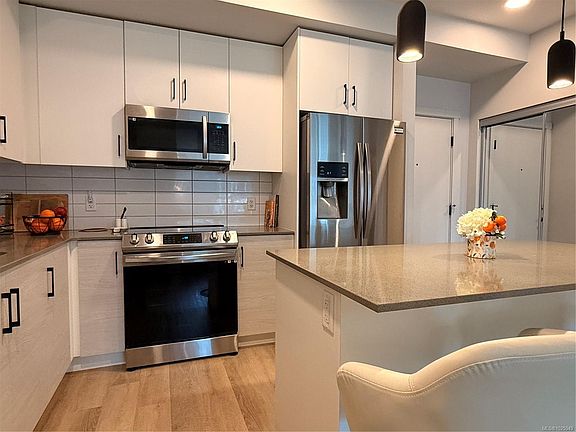 2nd image of 2469 Gateway Rd #106