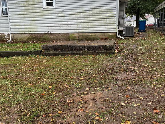 3rd image of 923 Sycamore St