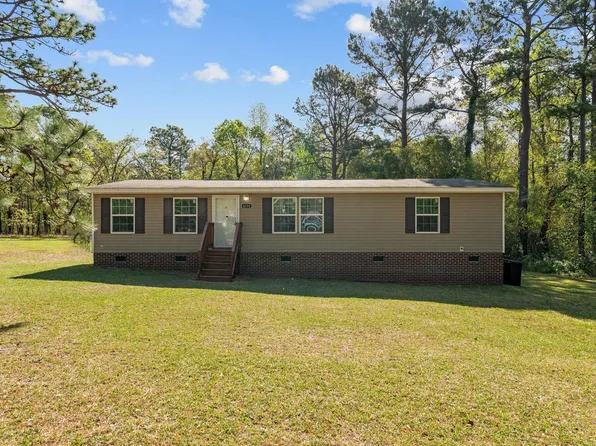 4131 Overhills Rd, Spring Lake, NC 28390