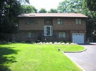 111 Beverly Rd, South Huntington, NY 11746