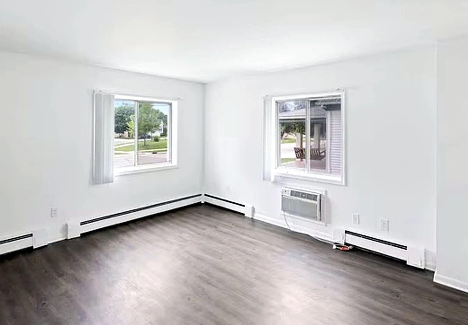 Colonial Manor Apartments — Photo 4