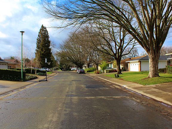 3rd image of 130 Waterglen Cir