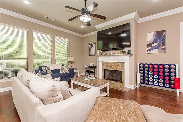 4 bed, 2.0 bath, 1850 sqft, $3,840 — Photo 2