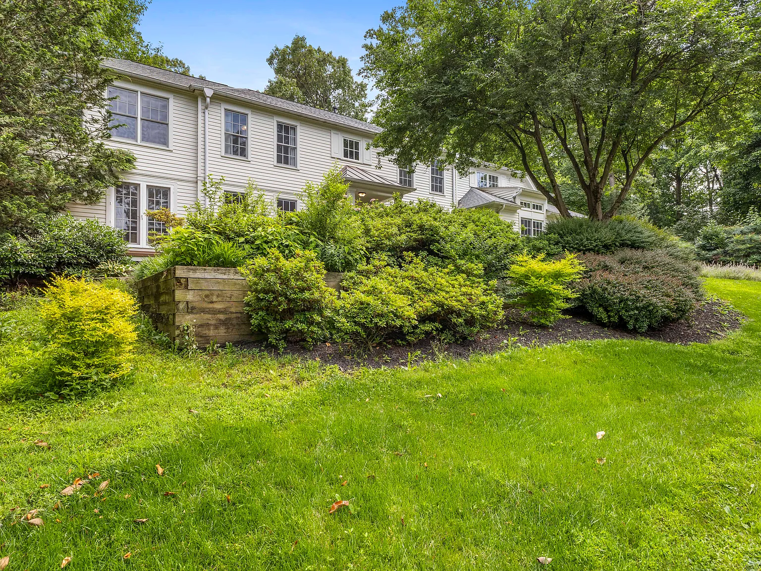 5 bed, 5991 sqft, $8,700 — Photo 1