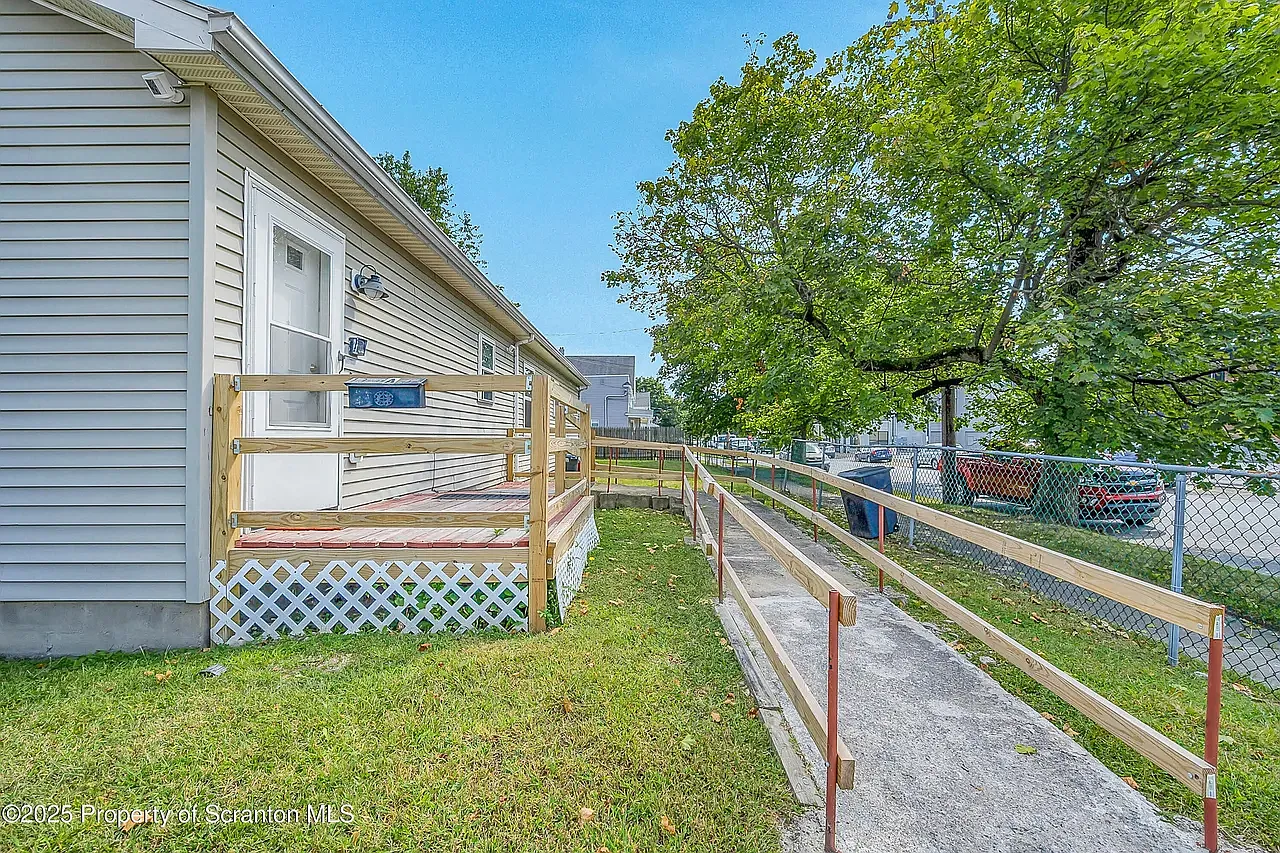 2 bed, 900 sqft, $1,300 — Photo 2