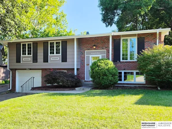 7511 Englewood Dr, Lincoln, NE 68510