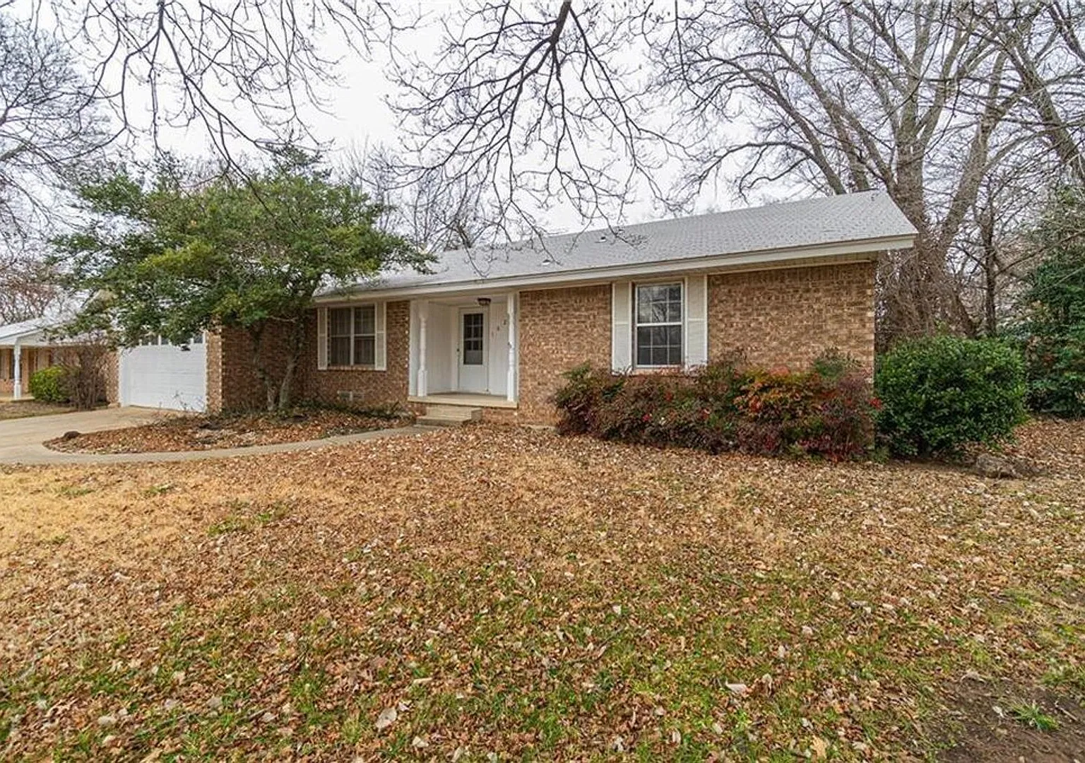 Preleasing - July 2027 - Spacious Home With Two Living Areas! Pet Negotiable! — Photo 1