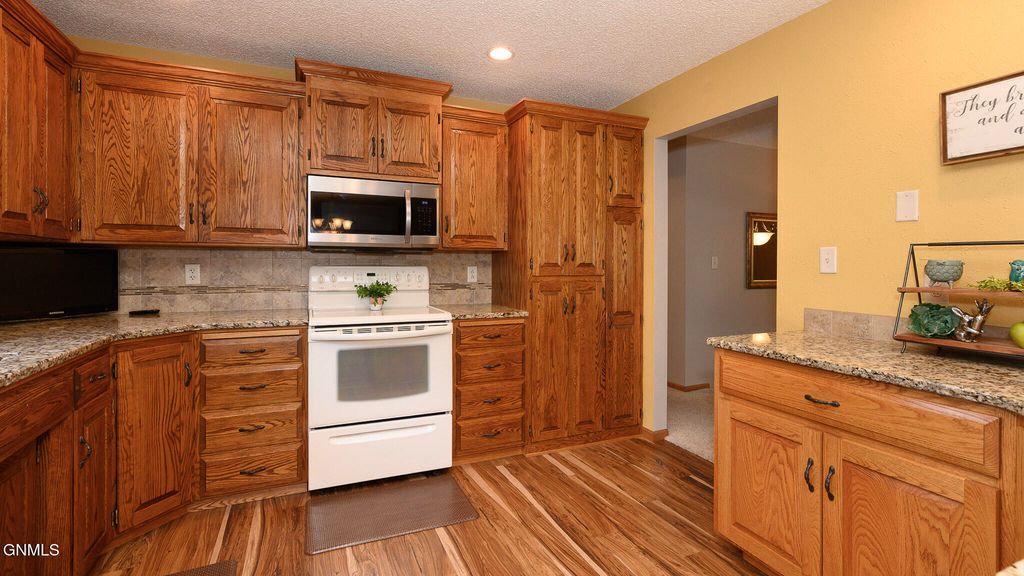 712 16th Ave NW, Mandan, ND - More