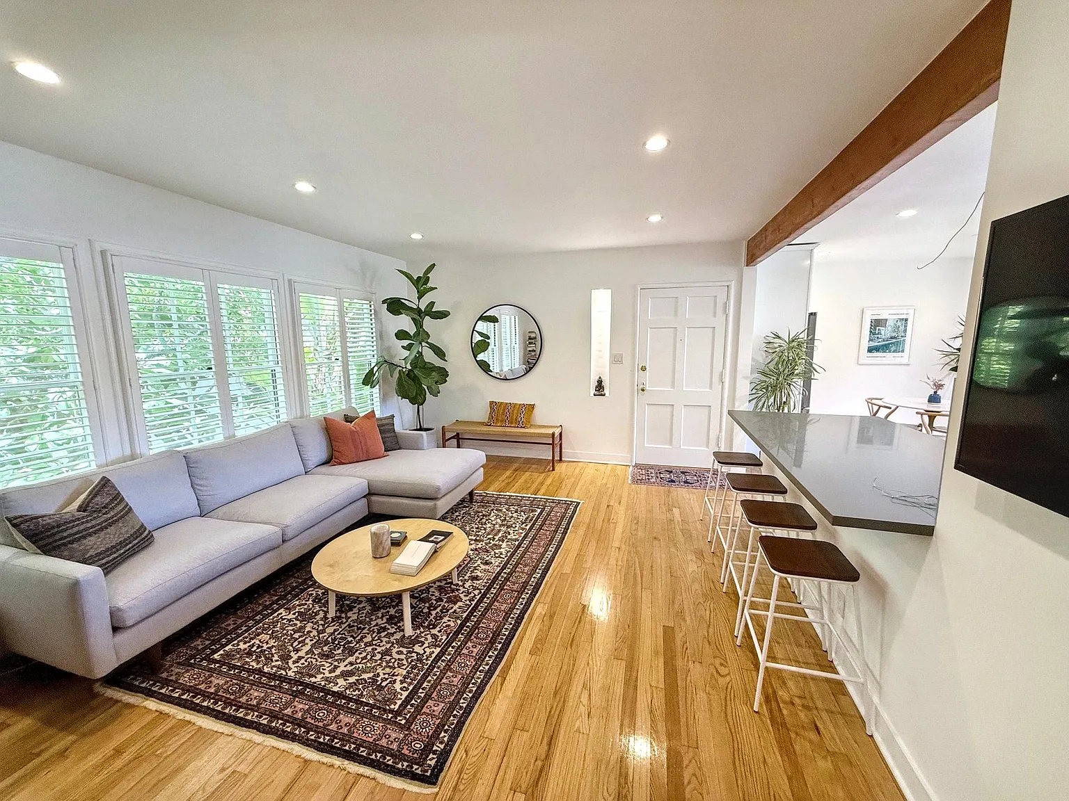 2 bed, 879 sqft, $4,350 — Photo 1