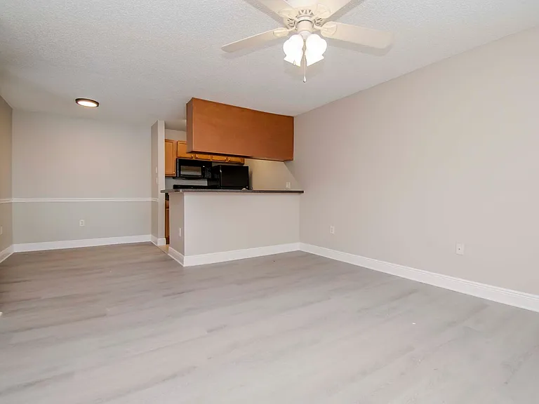 202 Lake Parsons Grn #207 — Photo 3