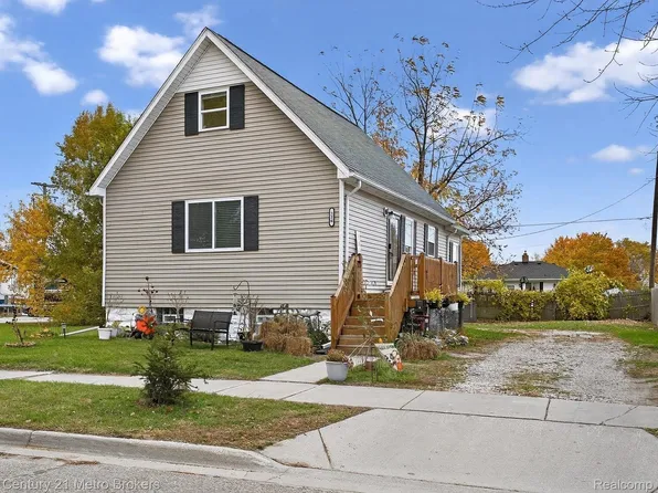 226 Bell St, Marine City, MI 48039