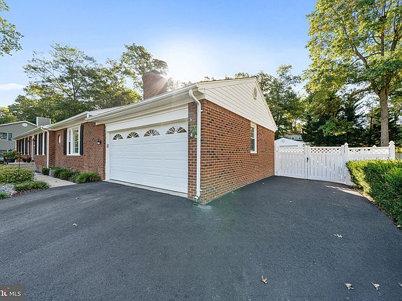 3rd image of 1327 Redwood Cir