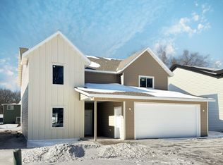631 N 25th St, Grand Forks, ND 58203