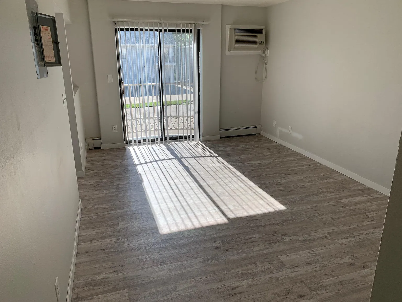 2 bed, $1,476 — Photo 4