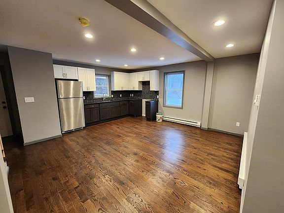 5th image of 68 Erie St