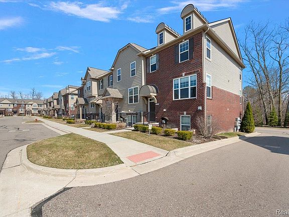 3rd image of 2877 Hartwick Dr