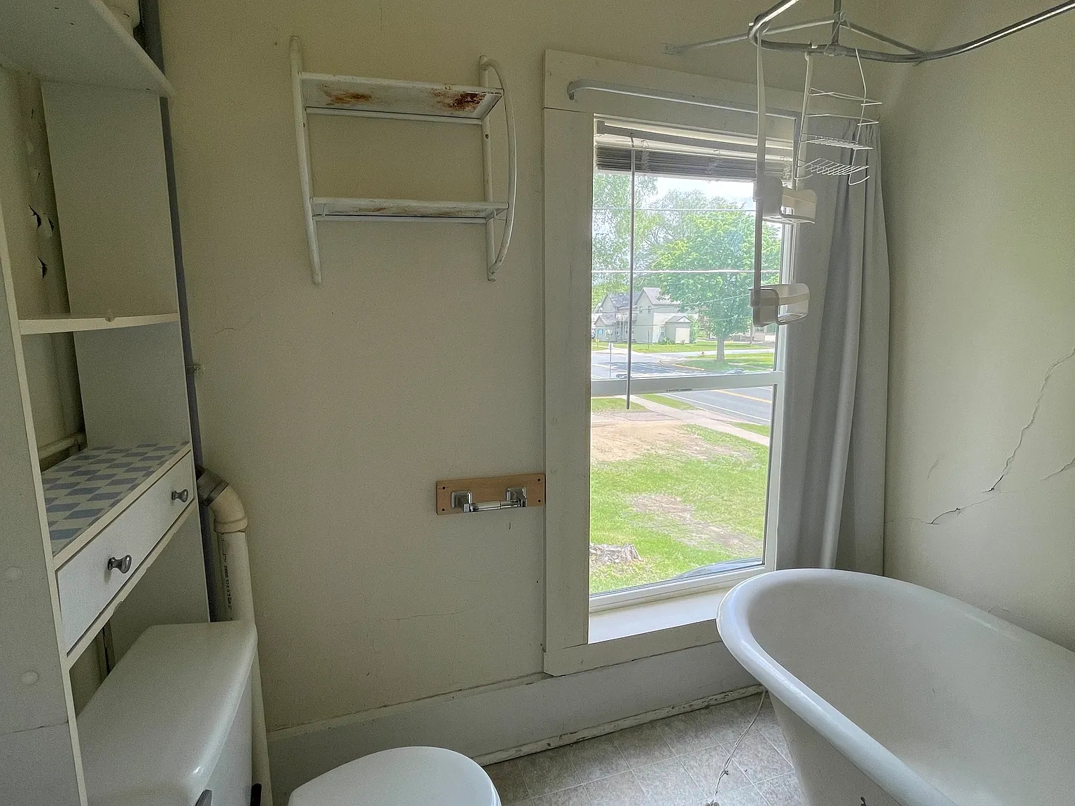 5 bed, $1,800 — Photo 2