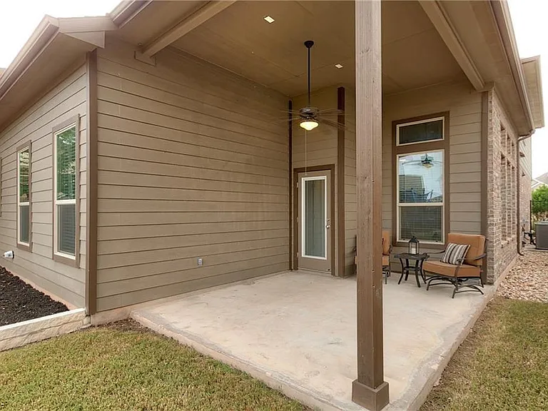 104 Auburn Cv — Photo 32
