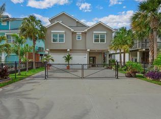 1018 Long Reach Dr, Tiki Island, TX 77554