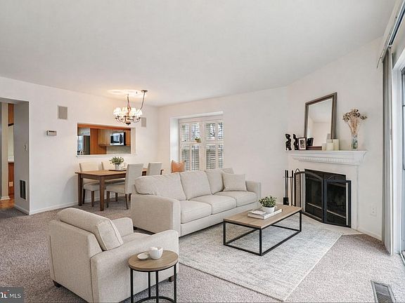 5th image of 915 Dartmouthglen Way
