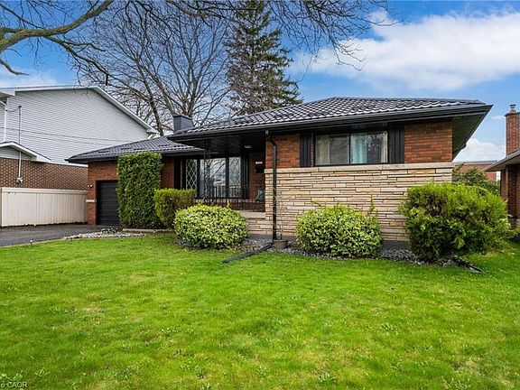 4th image of 32 Belair Dr