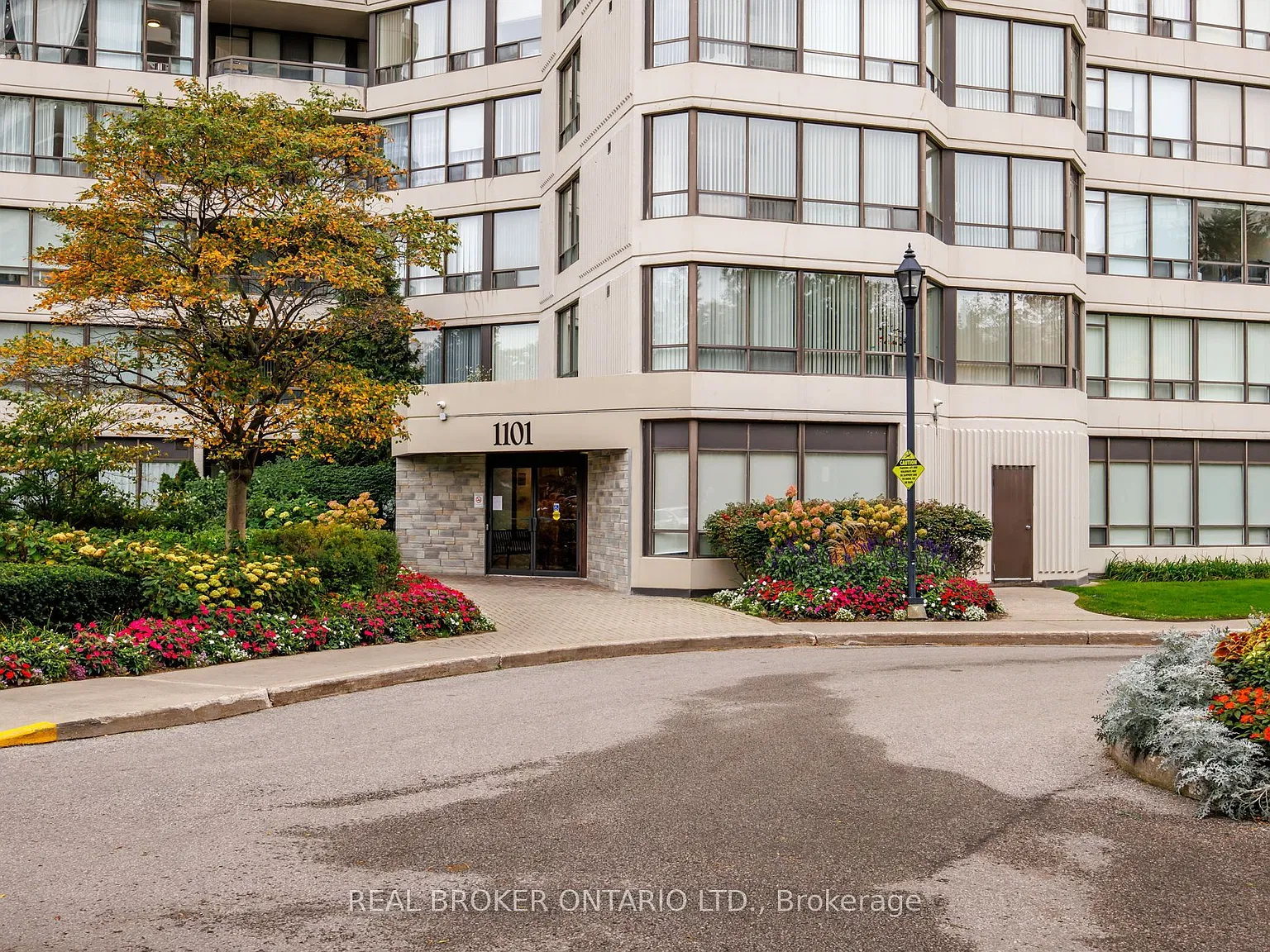 1101 Steeles Ave W — Photo 2