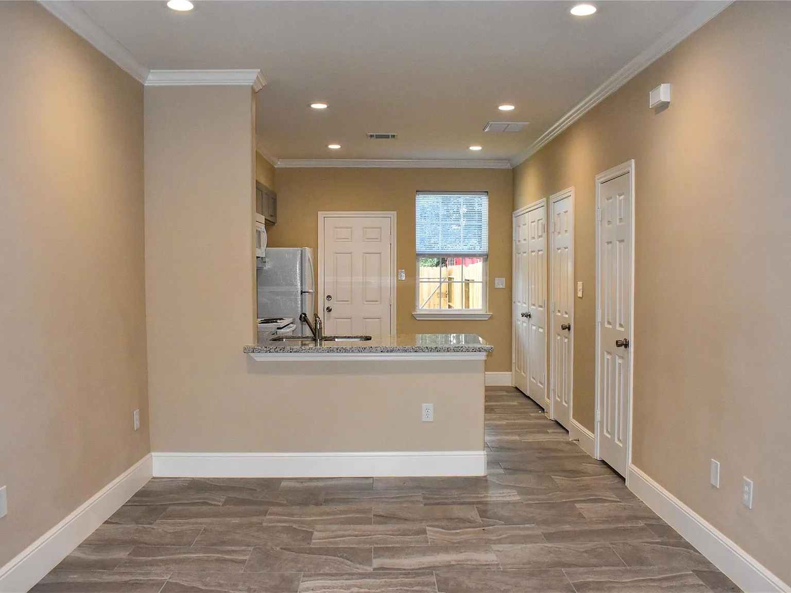 2 bed, 1.5 bath, 900 sqft, $1,350 — Photo 2