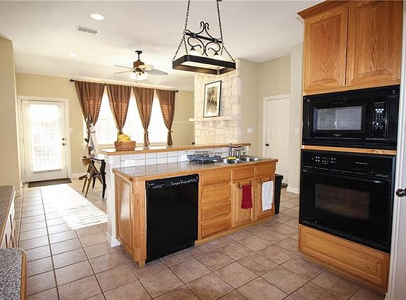 5th image of 718 Kiowa Dr E