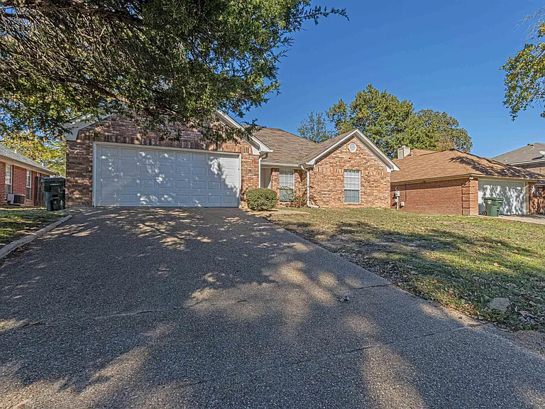 5605 Calais Dr — Photo 2