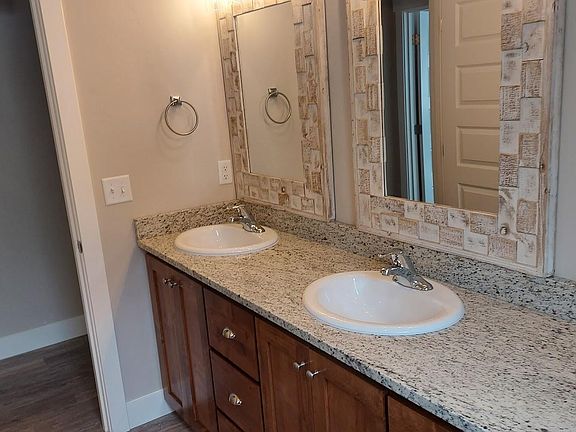 3rd image of 255 W 20th St