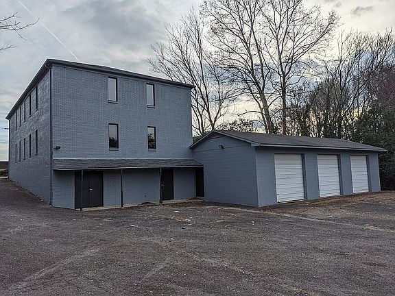 3rd image of 1607 E Dixon Blvd