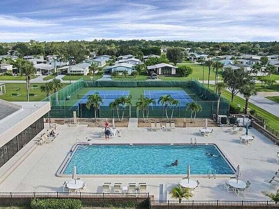 4th image of 2460 SW Versailles Terrace