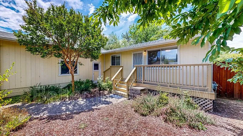 3 bed, 1.0 bath, 1200 sqft, $2,400 — Photo 1