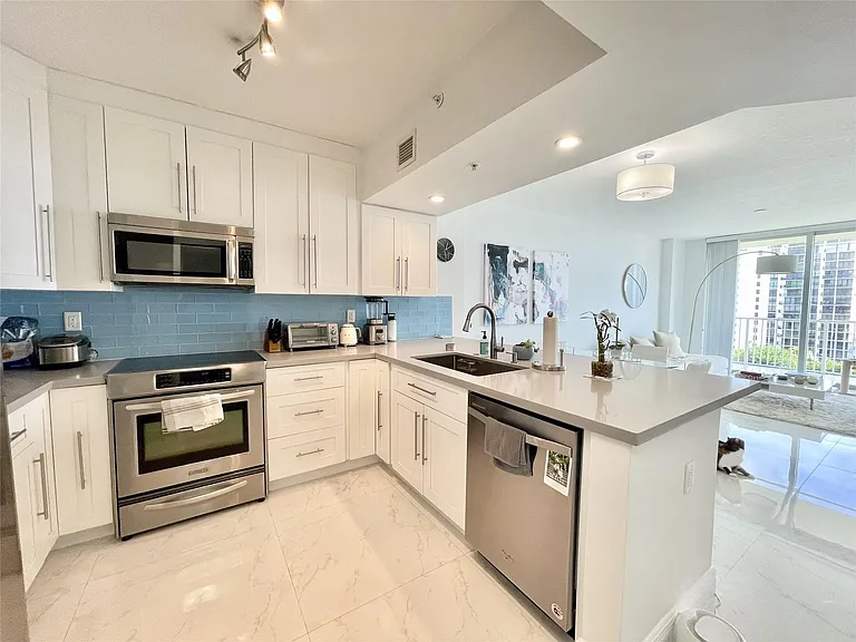 3020 NE 32nd St #905 — Photo 13