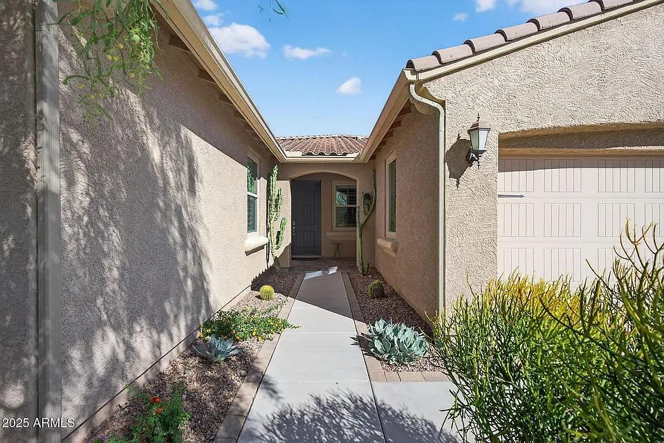 4 bed, 2437 sqft, $8,900 — Photo 3