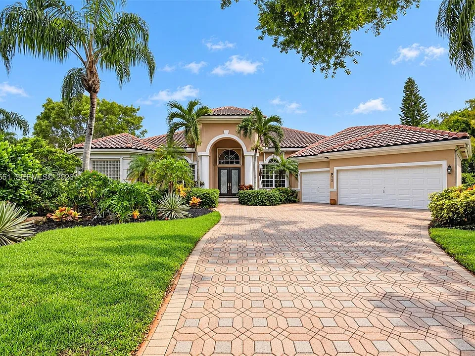 911 Forest Glen Ln