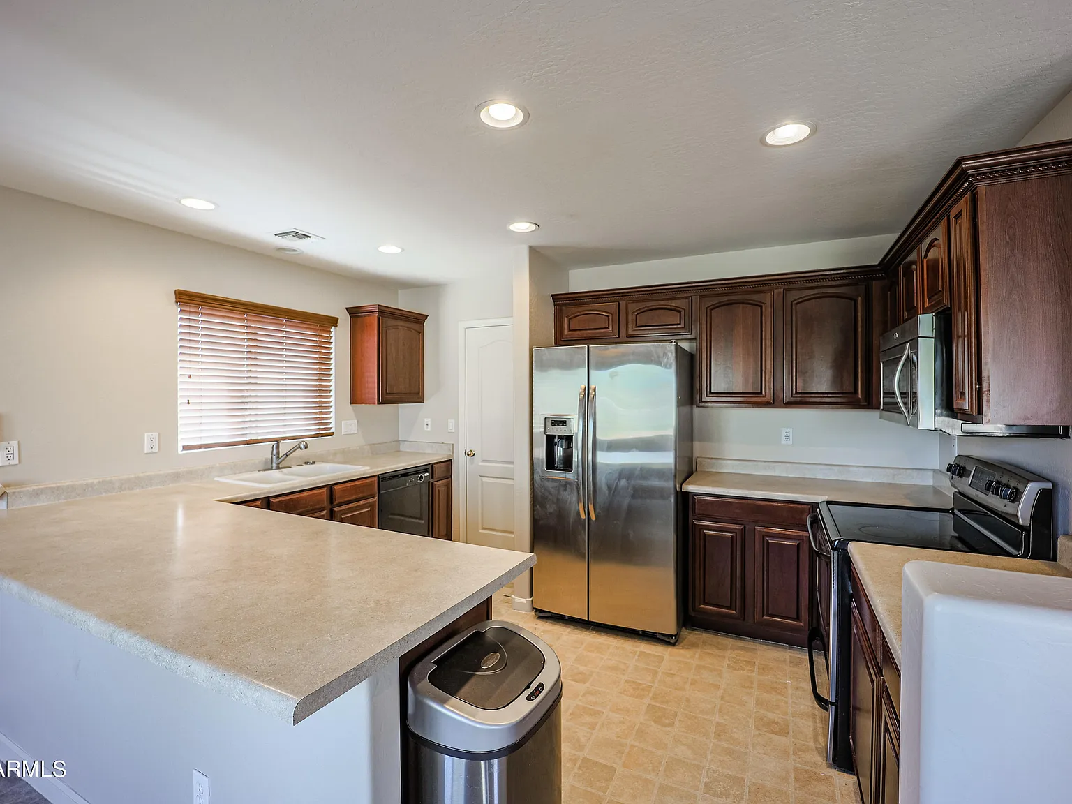 4 bed, 3.0 bath, 2221 sqft, $2,100 — Photo 2